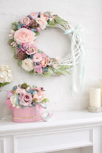 Pastelowy wianek kwiatowy i flower box w stylu vintage elegancka dekoracja do salonu, na kominek lub prezent. Ręczne wykonanie, romantyczny design.