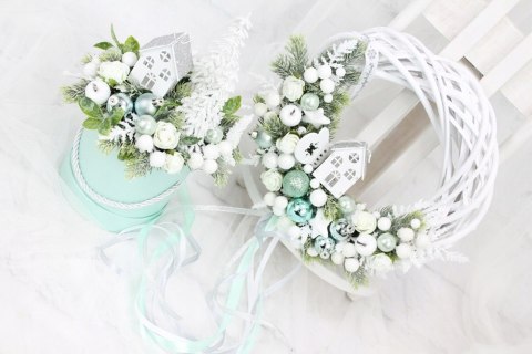 Wianek świąteczny wieniec stroik na drzwi DOMEK mięta