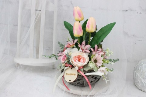 Stroik nagrobny wiosenny tulipany kompozycja na pomnik Stroik nagrobny wiosenny tulipany kompozycja na pomnik
