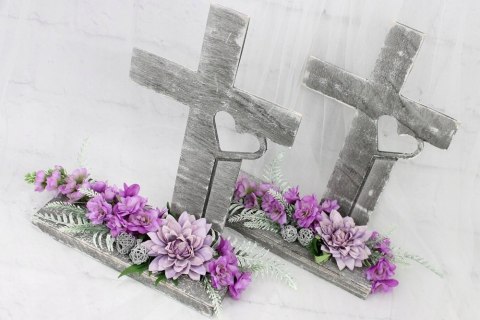 Stroik nagrobny wiosenny tulipany kompozycja na pomnik Stroik nagrobny wiosenny tulipany kompozycja na pomnik