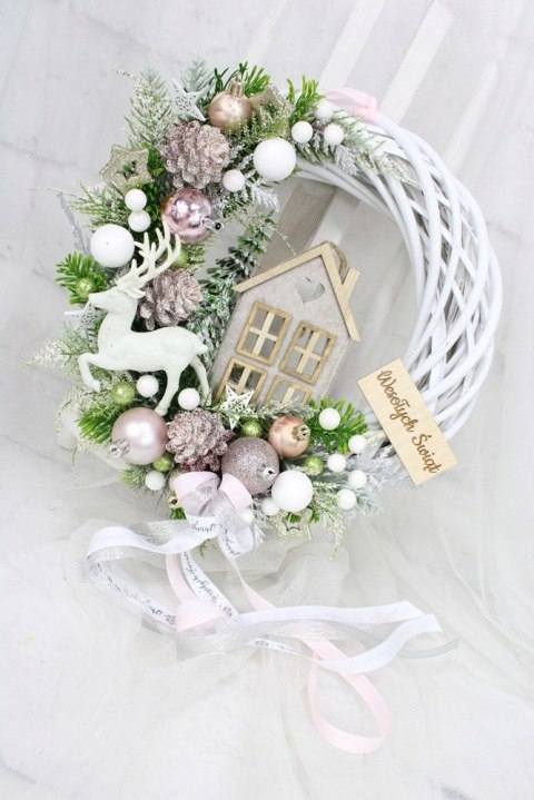 Wianek świąteczny różowy wieniec stroik na drzwi dekoracja DOMEK