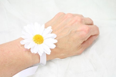 Kotylion margaretka na rękę lub przypinka do butonierki rumianki