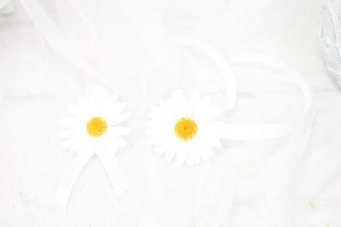 Kotylion margaretka na rękę lub przypinka do butonierki rumianki