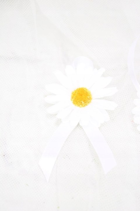 Kotylion margaretka na rękę lub przypinka do butonierki rumianki