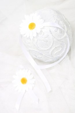 Kotylion margaretka na rękę lub przypinka do butonierki rumianki