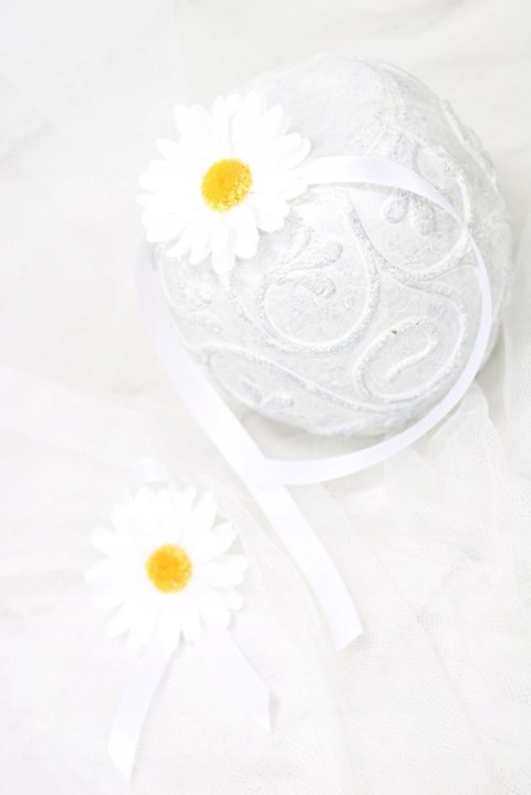 Kotylion margaretka na rękę lub przypinka do butonierki rumianki