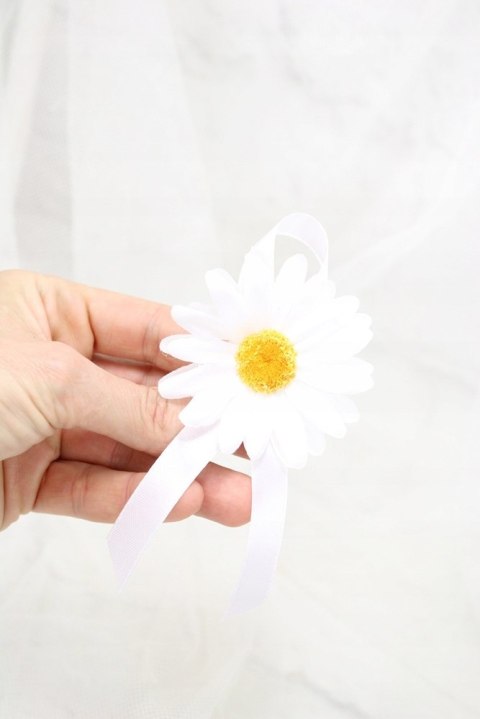 Kotylion margaretka na rękę lub przypinka do butonierki rumianki