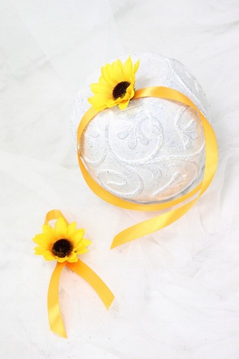 Kotylion słonecznik na rękę mały lub przypinka do butonierki słoneczniki