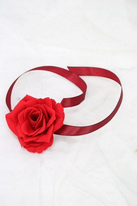 Róża na rękę kotylion lub przypinka do butonierki VELVET czerwona