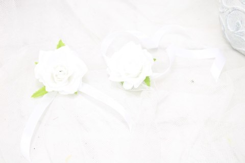 Róża na rękę kotylion lub przypinka do butonierki satynowa BIEL