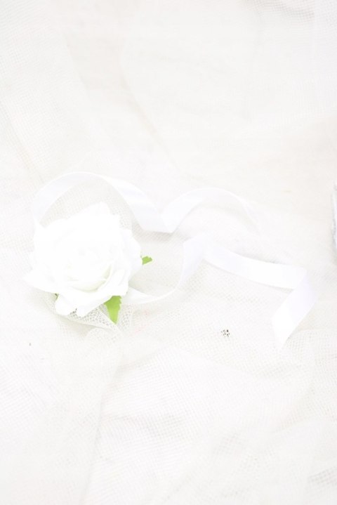 Róża na rękę kotylion lub przypinka do butonierki satynowa BIEL