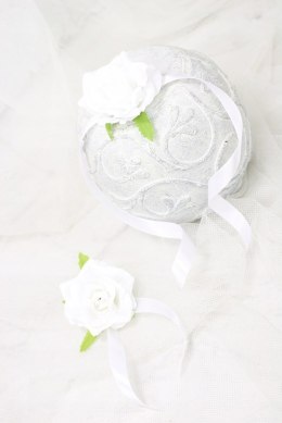 Róża na rękę kotylion lub przypinka do butonierki satynowa BIEL