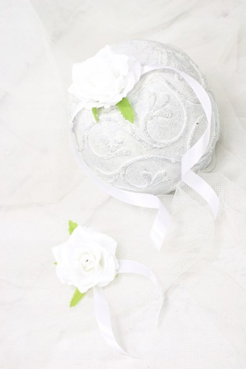 Róża na rękę kotylion lub przypinka do butonierki satynowa BIEL