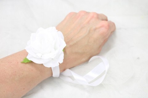 Róża na rękę kotylion lub przypinka do butonierki satynowa BIEL