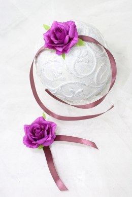 Róża na rękę kotylion lub przypinka do butonierki satynowa PURPURA