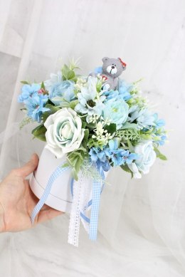 Flower Box z Misiem NIEBIESKI kompozycja kwiaty roczek chrzest baby shower