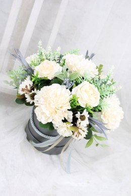 Kwiatowa dekoracja prezent flower box wysoki KREM kwiatowe pudełko