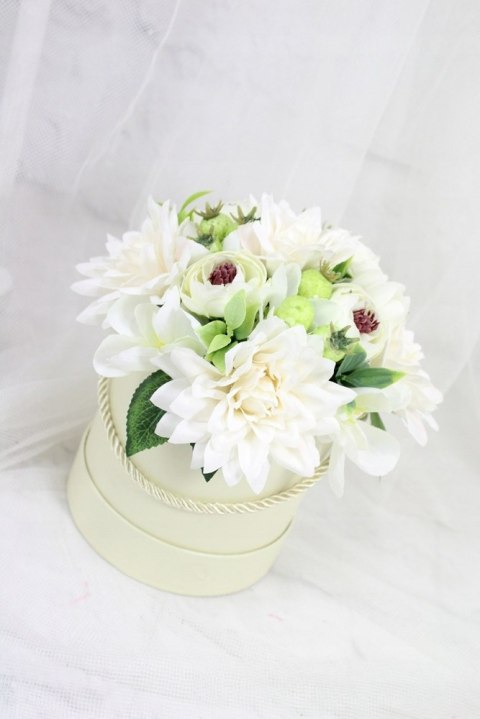 Kwiatowy flower box pachnące kwiaty w pudełku bukiet KREM