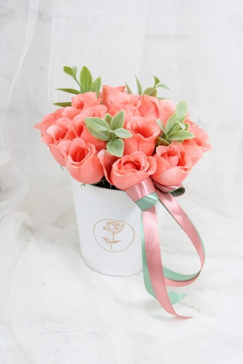 Kwiatowy flower box pachnące kwiaty w pudełku bukiet na prezent