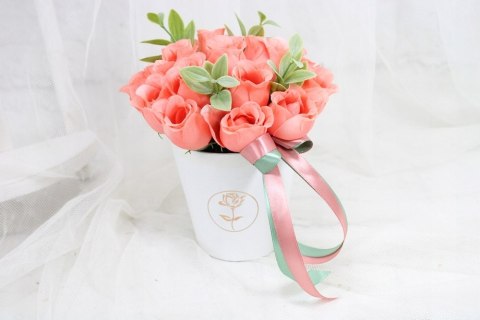 Kwiatowy flower box pachnące kwiaty w pudełku bukiet na prezent