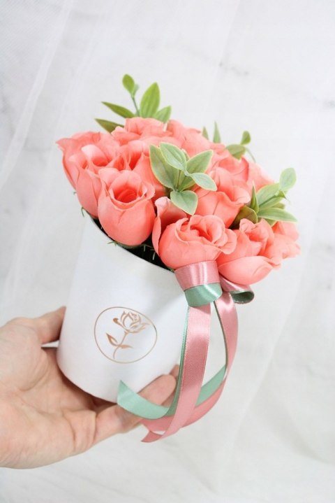 Kwiatowy flower box pachnące kwiaty w pudełku bukiet na prezent