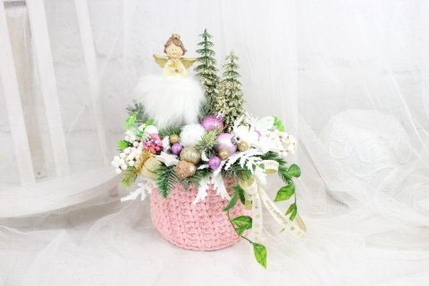 Kompozycja świąteczna aniołek box w zimowym sweterku stroik różowy