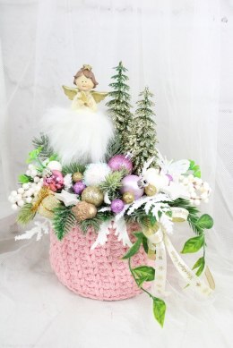 Kompozycja świąteczna aniołek box w zimowym sweterku stroik różowy