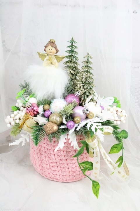 Kompozycja świąteczna aniołek box w zimowym sweterku stroik różowy