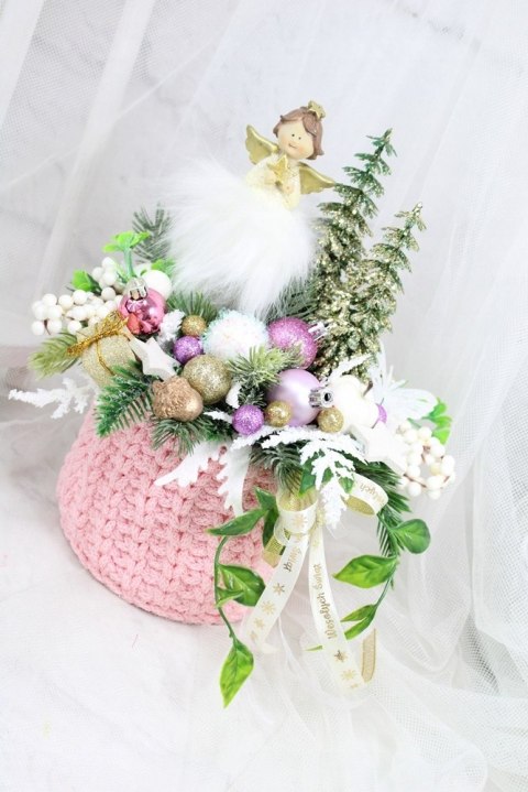 Kompozycja świąteczna aniołek box w zimowym sweterku stroik różowy