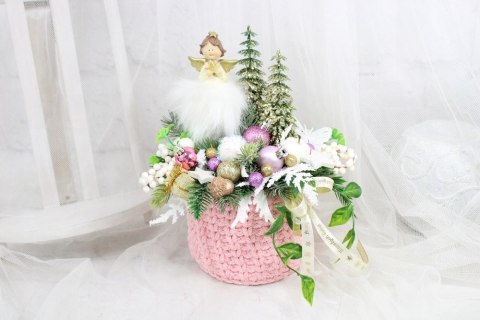 Kompozycja świąteczna aniołek box w zimowym sweterku stroik różowy