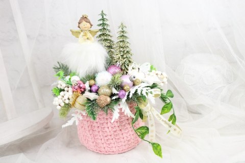 Kompozycja świąteczna aniołek box w zimowym sweterku stroik różowy