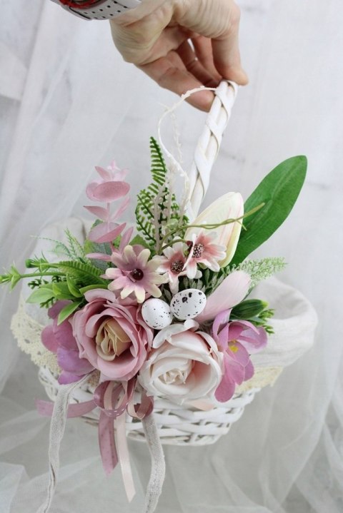 Koszyk wielkanocny na święconkę udekorowany kwiatami koszyczek