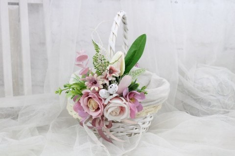 Koszyk wielkanocny na święconkę udekorowany kwiatami koszyczek