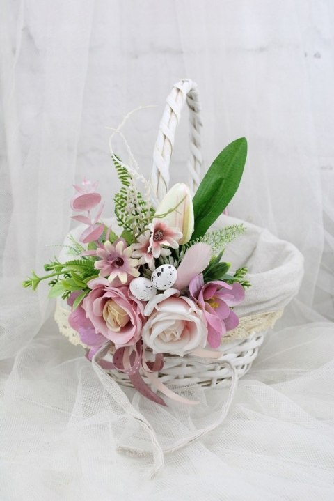 Koszyk wielkanocny na święconkę udekorowany kwiatami koszyczek