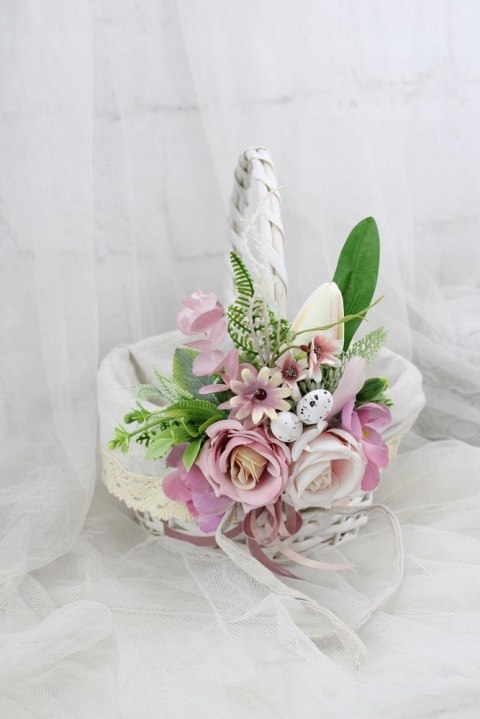 Koszyk wielkanocny na święconkę udekorowany kwiatami koszyczek