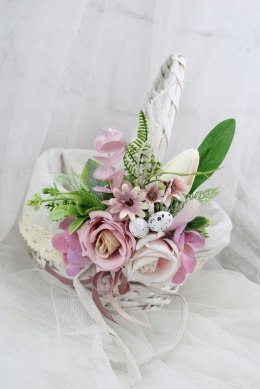 Koszyk wielkanocny na święconkę udekorowany kwiatami koszyczek