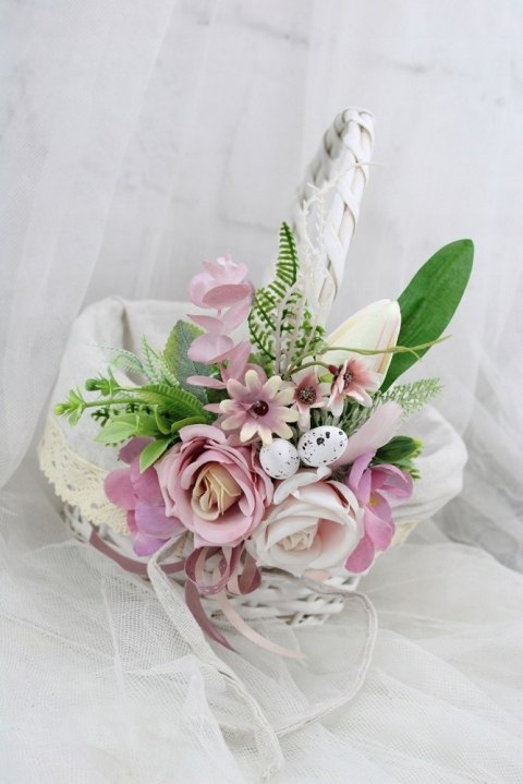 Koszyk wielkanocny na święconkę udekorowany kwiatami koszyczek