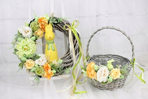 Koszyk wielkanocny na święconkę udekorowany kwiatami koszyczek