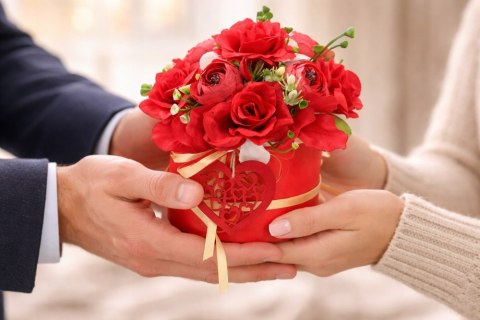 Kwiaty w pudełku Walentynki prezent czerwone róże pachnący Box