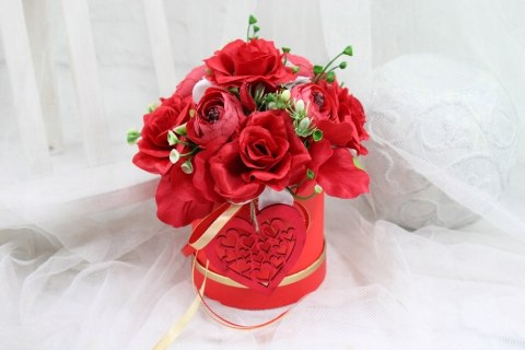 Kwiaty w pudełku Walentynki prezent czerwone róże pachnący Box