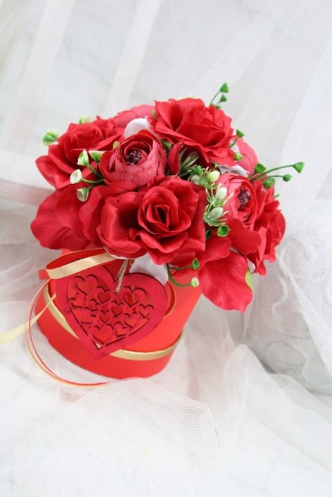 Kwiaty w pudełku Walentynki prezent czerwone róże pachnący Box