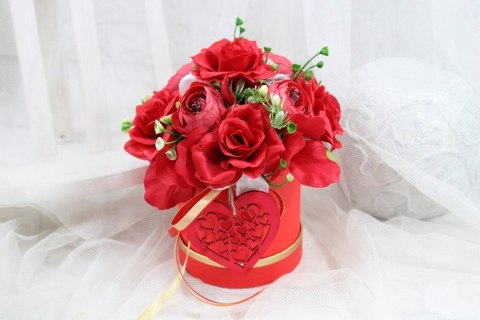 Kwiaty w pudełku Walentynki prezent czerwone róże pachnący Box