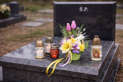 Stroik Wielkanocny na grób elegancki dekoracja nagrobna tulipany zajączek