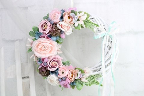 Wianek kwiatowy dekoracja domu drzwi stroik Pudrowy