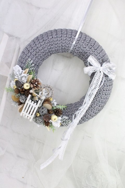 Wianek świąteczny sweterek dekoracja domu stylowy