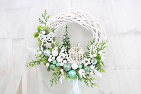 Wianek świąteczny wieniec stroik na drzwi DOMEK mięta