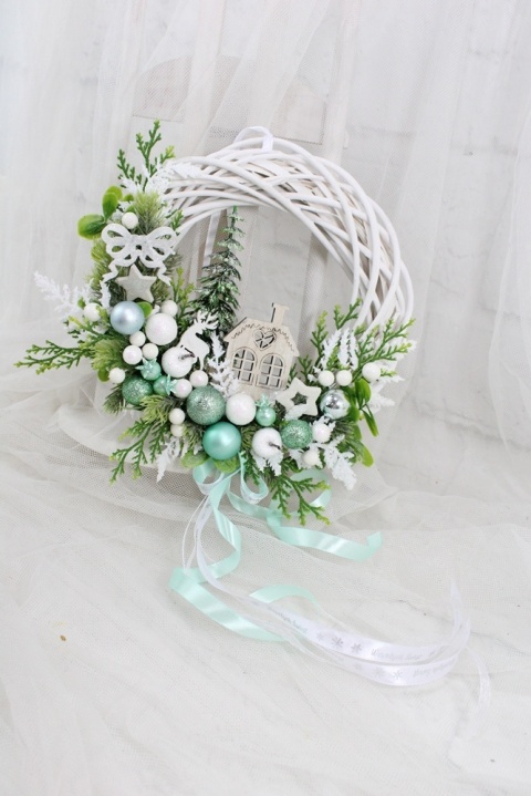 Wianek świąteczny wieniec stroik na drzwi DOMEK mięta