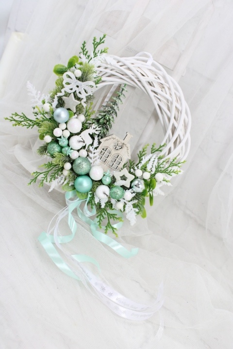 Wianek świąteczny wieniec stroik na drzwi DOMEK mięta