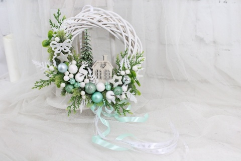 Wianek świąteczny wieniec stroik na drzwi DOMEK mięta