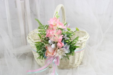 Koszyk wielkanocny na święconkę udekorowany kwiatami zdobiony koszyczek
